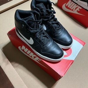 Nike Men's Black and White Sneakers